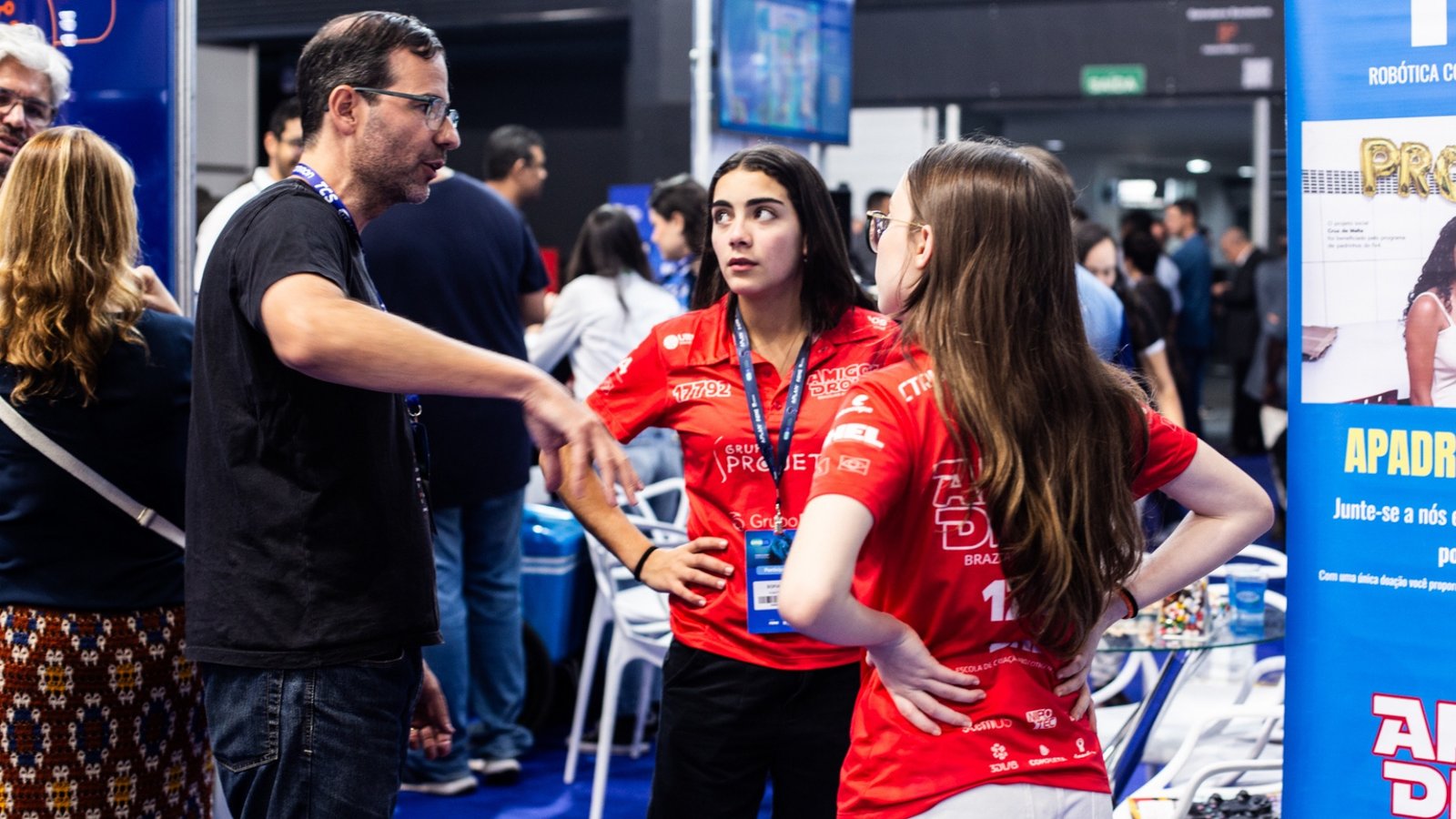 Jovens atletas da equipe Amigos Droids celebrando conquista internacional