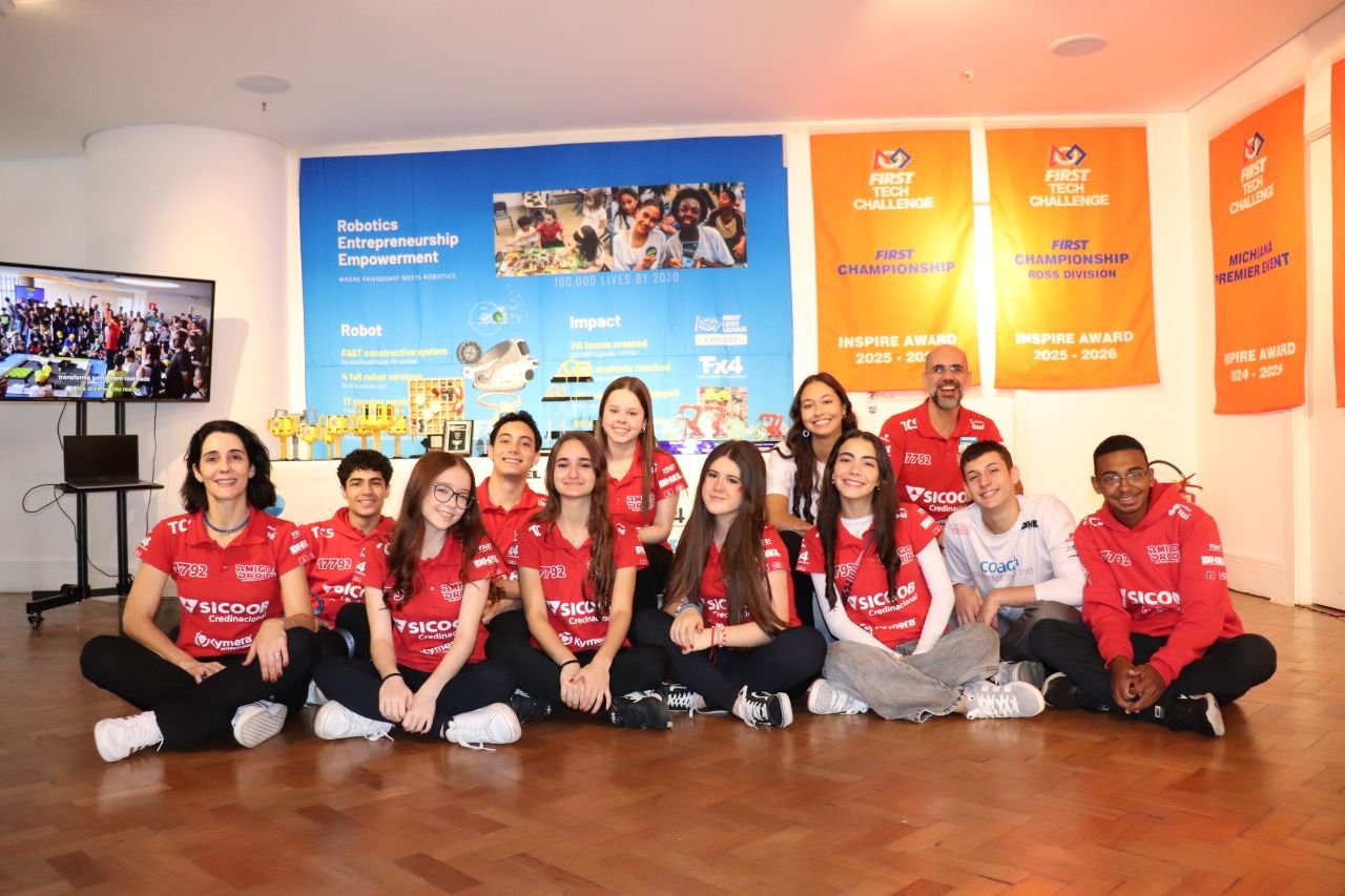 Equipe Amigos Droids FTC 17792 comemorando o Inspire Award no FIRST Tech Challenge World Championship 2026, em Houston